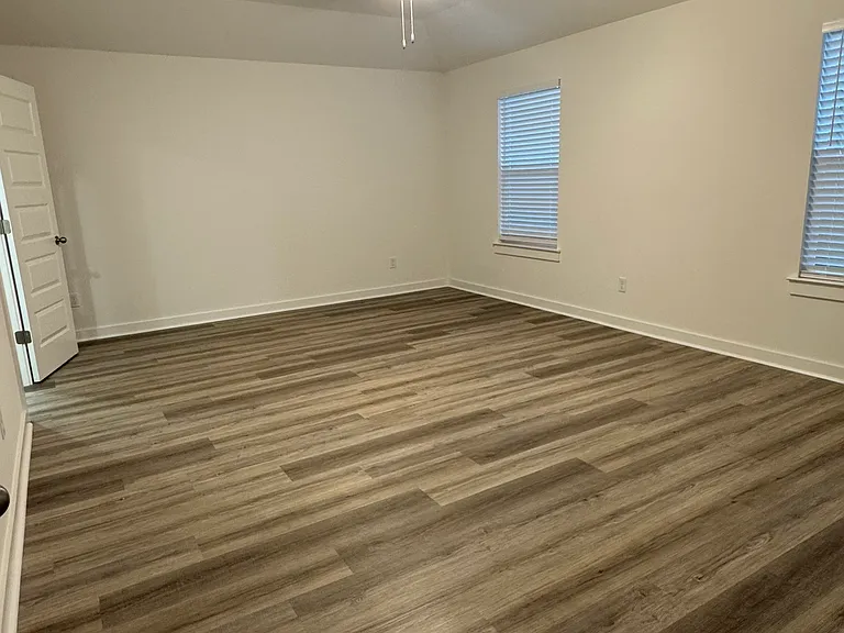 4340 Sloan Dr — Photo 15