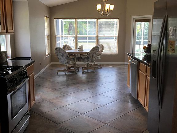 Large Eat-in-Kitchen