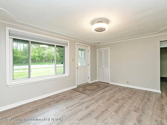 3rd image of 2275 E Lake Lansing Rd