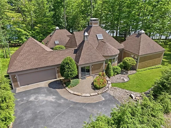 11 Canouan Ct, Du Bois, PA 15801