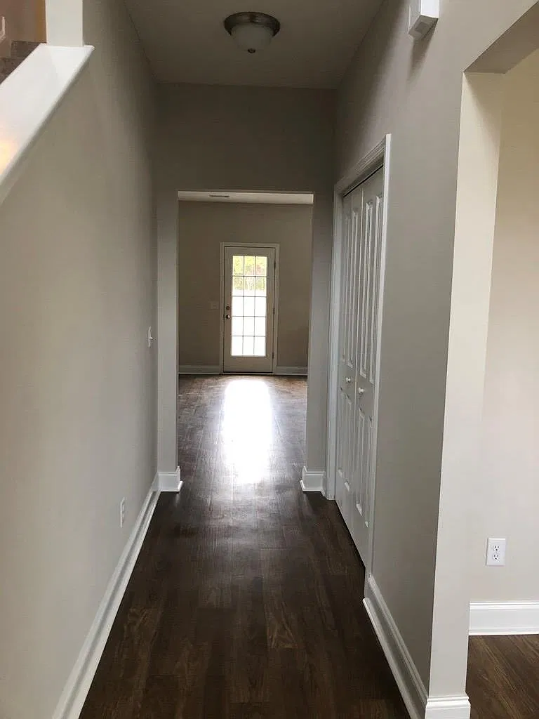5 bed, 3.0 bath, 2500 sqft, $2,500 — Photo 3