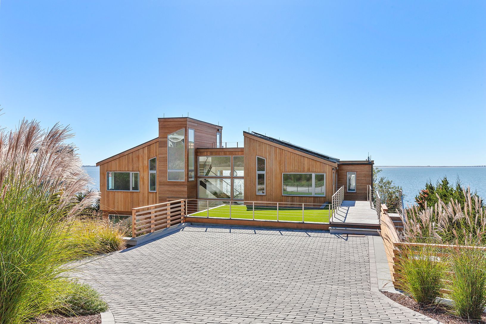  16 AQUA DRIVE Upper Level Park and Entry