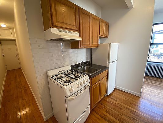 3rd image of 179 Prince St #20