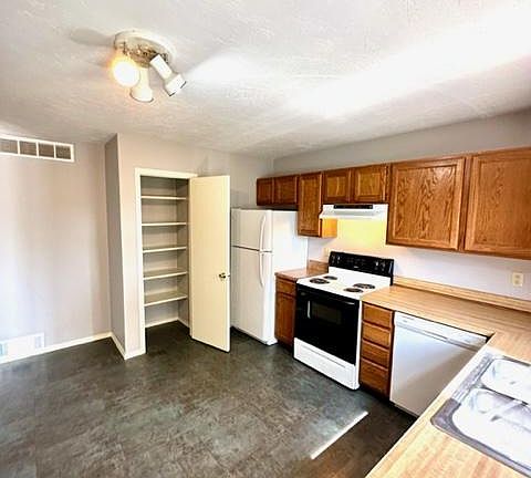 8 Lilac Ct - Eat-In-Kitchen View 2