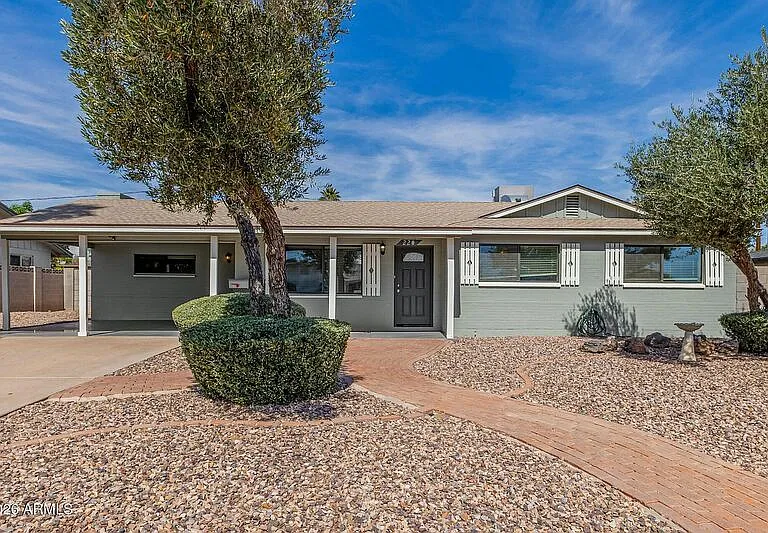 220 E McKinley St — Photo 3