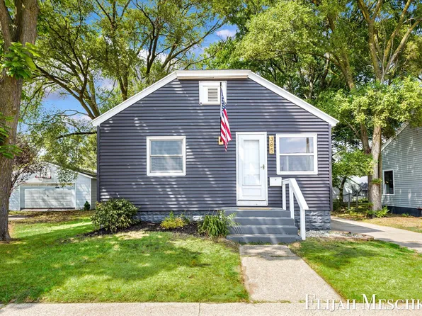 385 W 22nd St, Holland, MI 49423