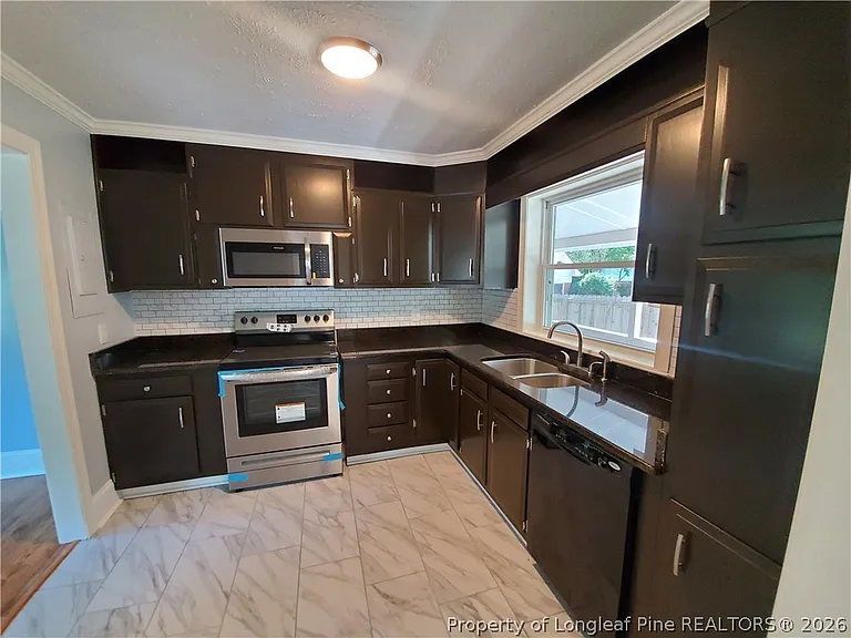 1015 Brook St — Photo 9