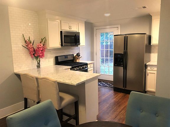 Kitchen - Beautiful quartz countertops, stainless steel appliances, peninsula seating.