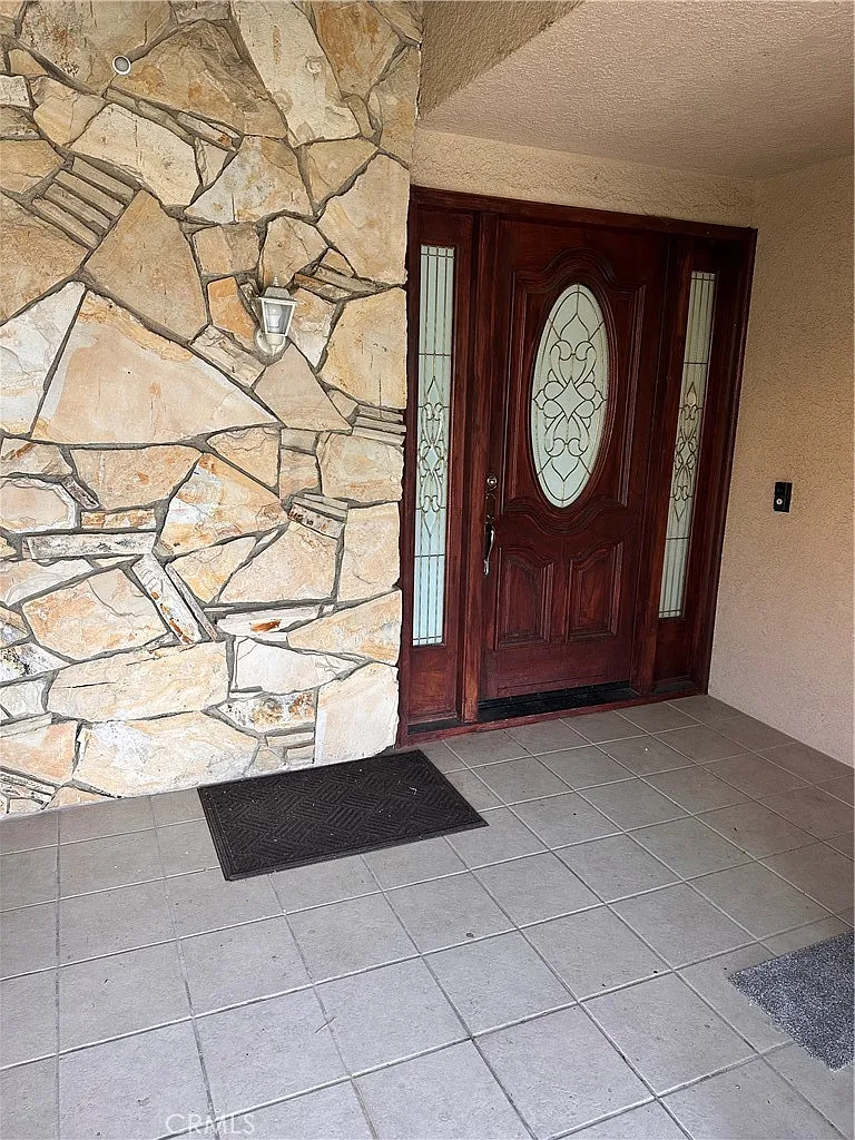 5 bed, 2355 sqft, $5,975 — Photo 2