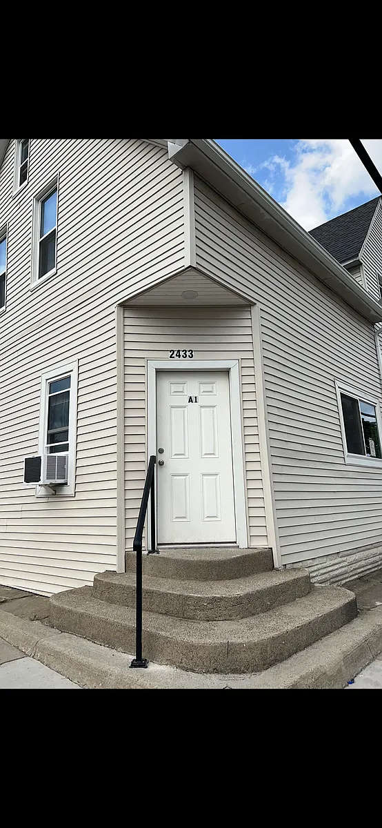 Building Photo - 2433 Pulaski St #A1