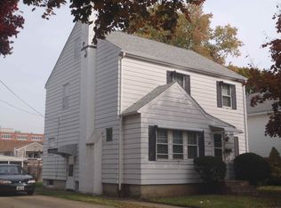 49 Wollaston St, Cranston, RI 02910