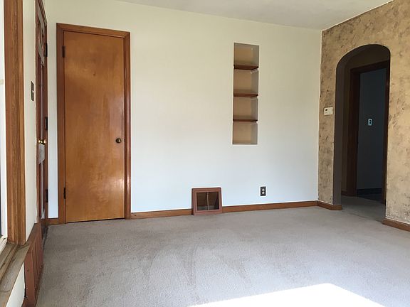 3rd image of 8901 W Concordia Ave