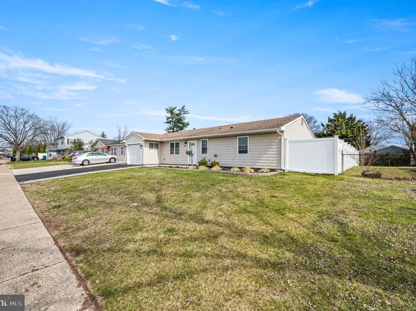 34 Shepherd Ln, Levittown, PA 19055