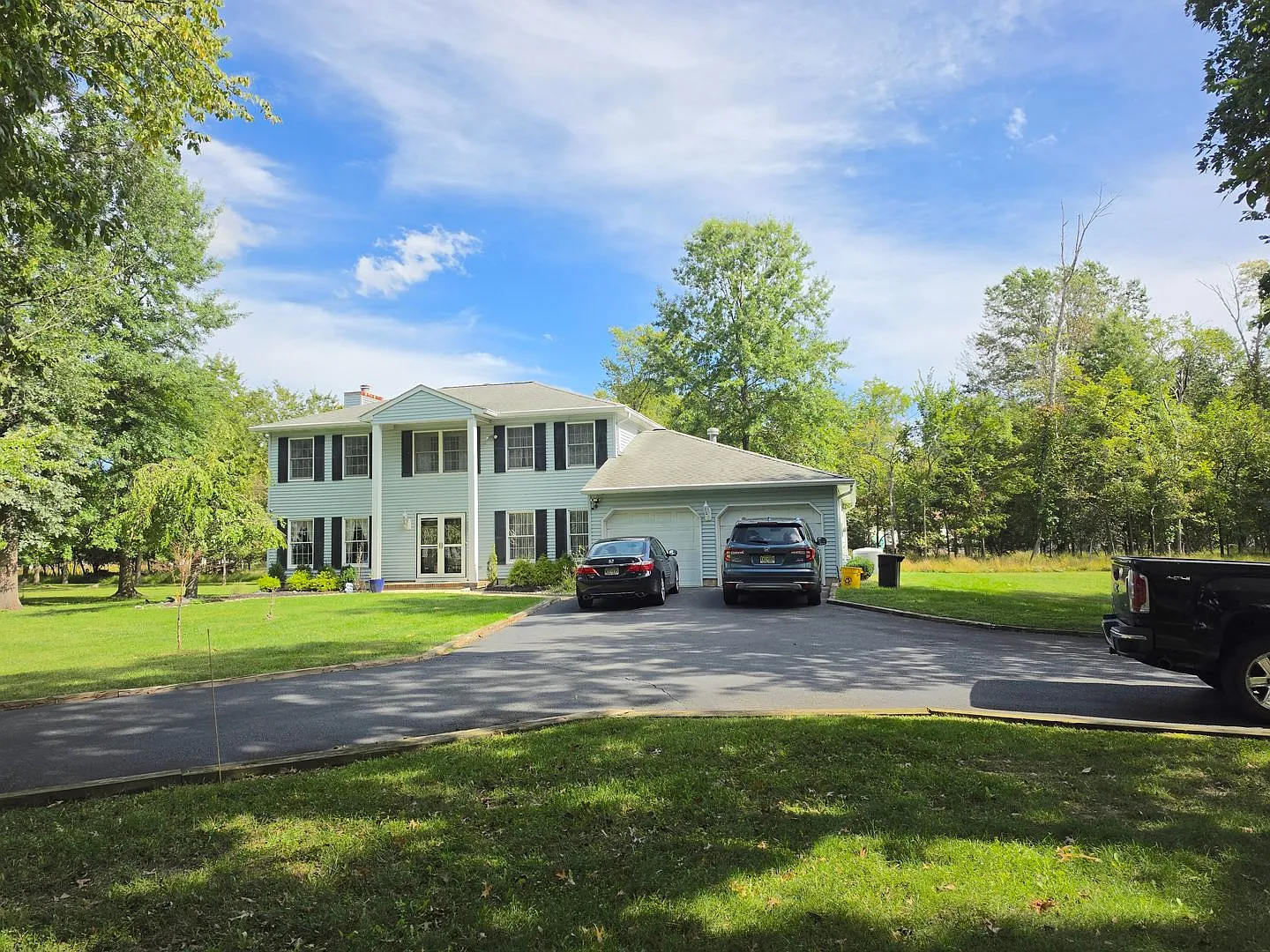 Centrally located, 4/5 spacious bedroom, 2.5 bathrooms, 2-car garage single family home with huge... — Photo 1