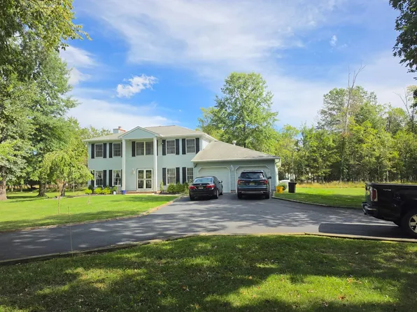 28 Henderson Rd, Kendall Park, NJ 08824