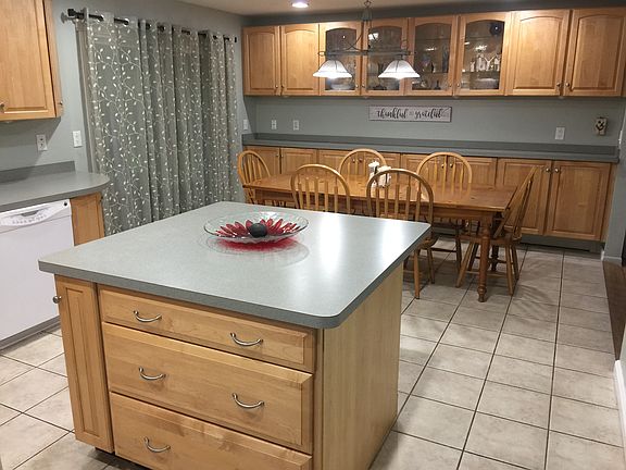 Island, eat-in kitchen