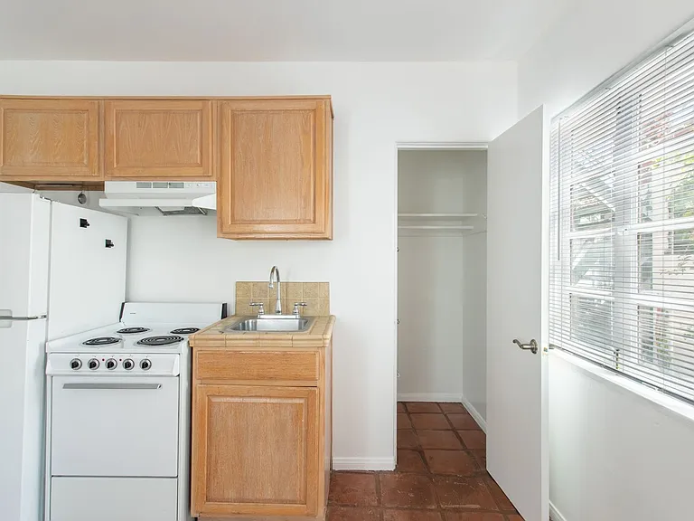140 E. Tamarisk Road — Photo 11