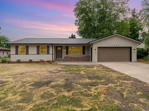 1254 N Frost Dr, Saginaw, MI 48638