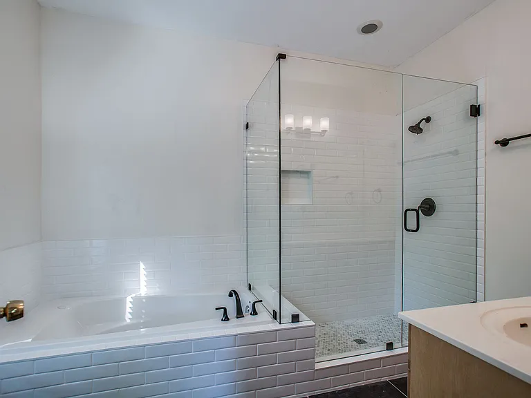 Main suite bathroom
