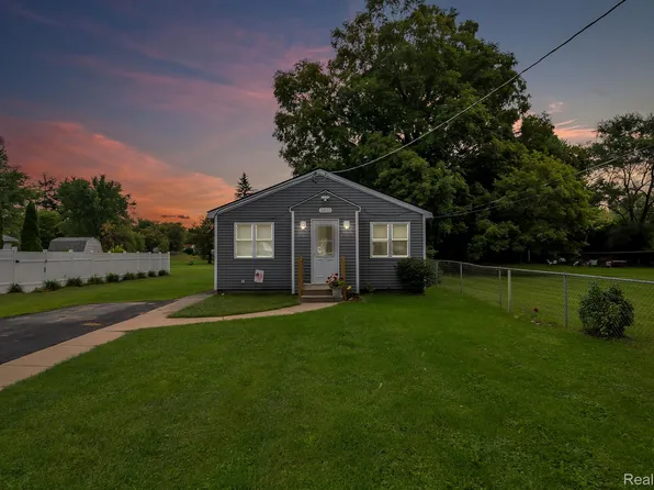 2431 Utley Rd, Flint, MI 48532