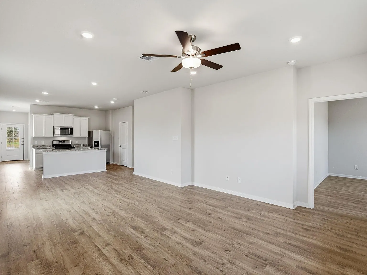 3 bed, 2.0 bath, 1228 sqft, $2,300 — Photo 4