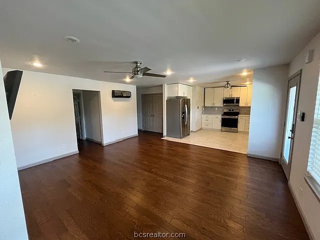 10328 N Dowling Rd — Photo 2