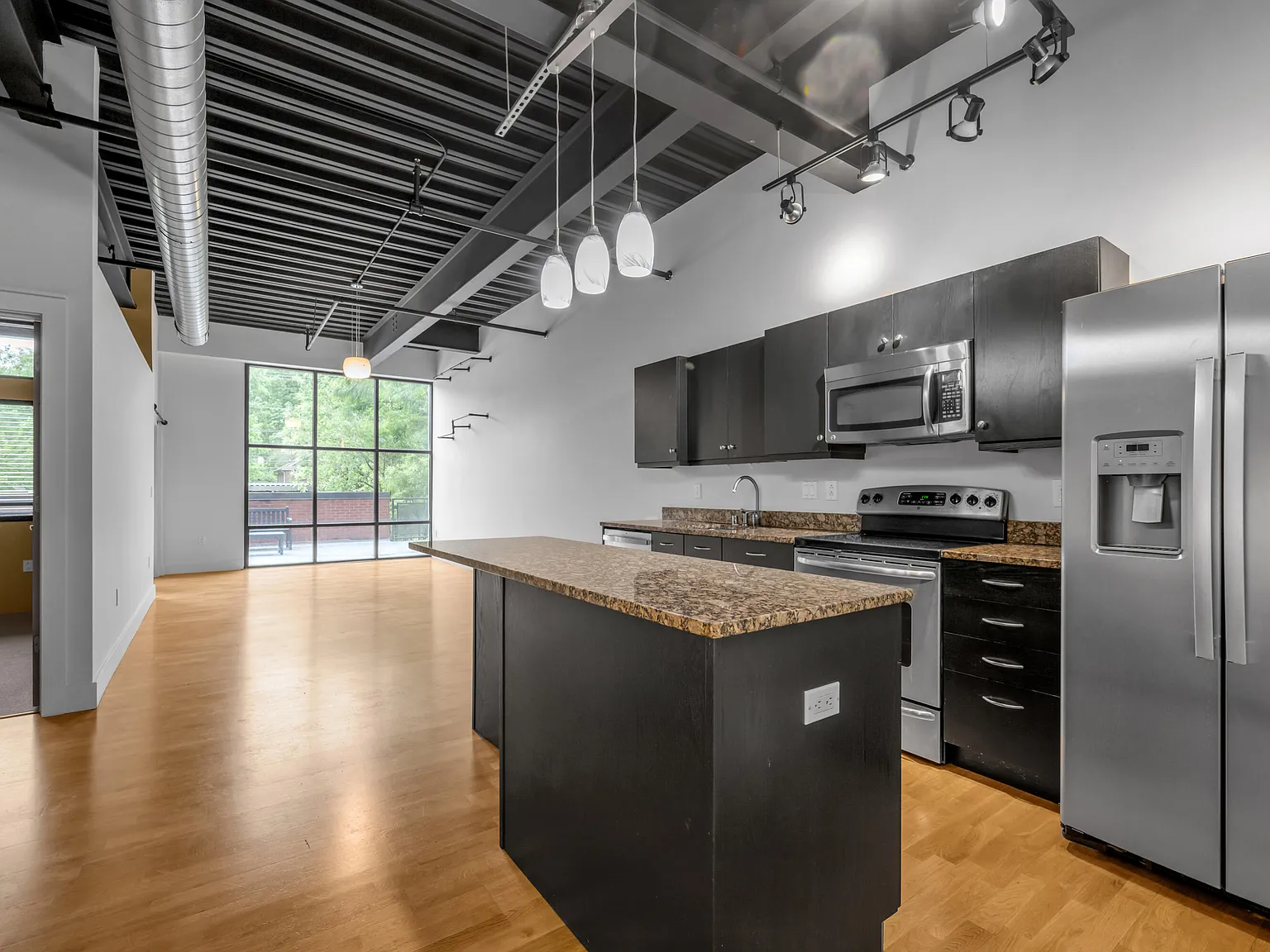 2 bed, 2.0 bath, 1068 sqft, $1,900 — Photo 1