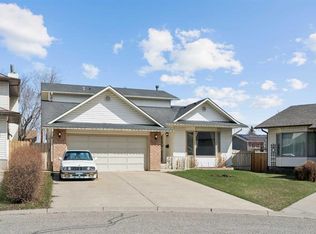 40 S Scenic Pl NW, Calgary, AB T3L 1A5