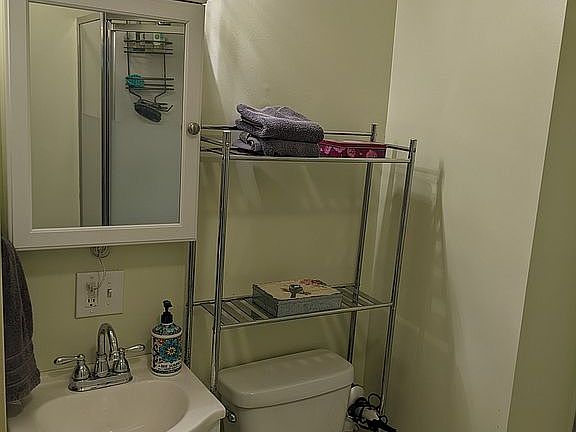 5th image of 5831 Leslie Dr