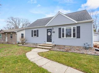 2233 Magnolia Ln, Green Bay, WI 54304
