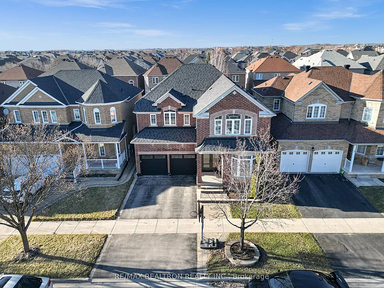 32 Chasser Dr — Photo 3