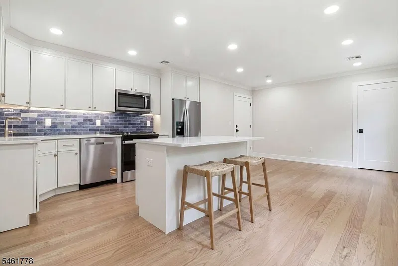 2 bed, 1.0 bath, 775 sqft, $2,800 — Photo 3