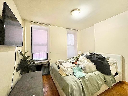 2nd image of 534 9th Ave #R2