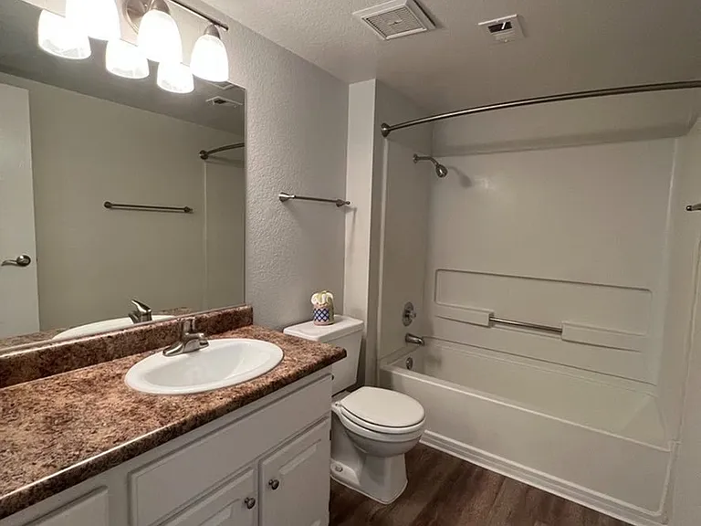2x2 Chateau - Guest Bath