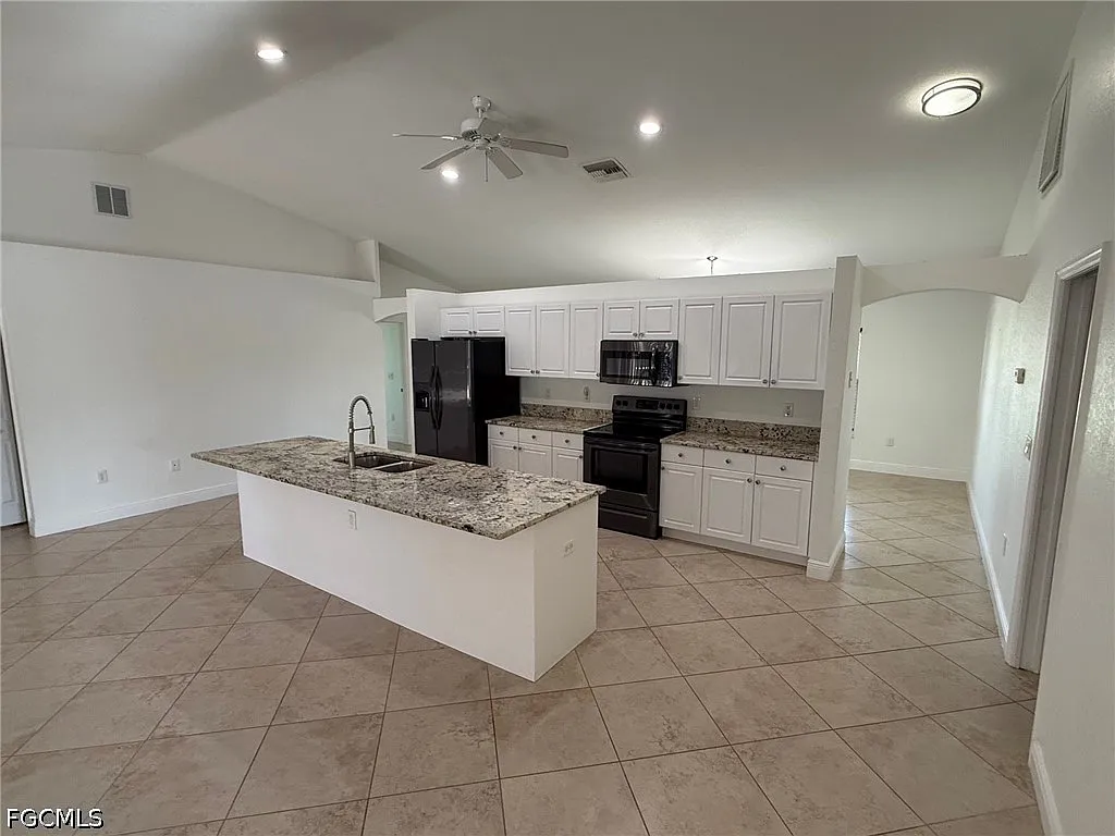 4 bed, 2.0 bath, 2020 sqft, $3,000 — Photo 4