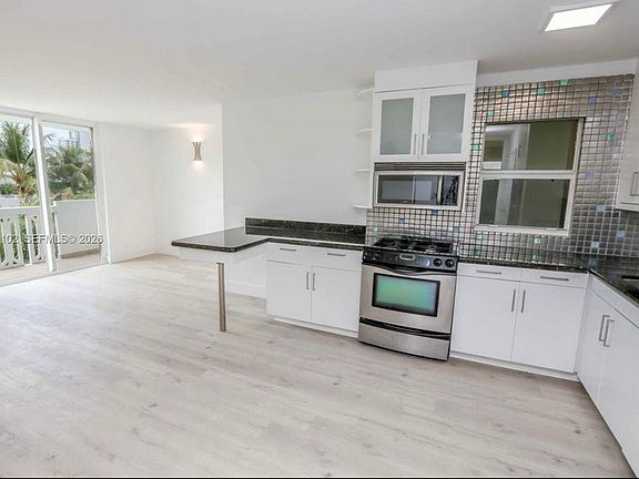 3rd image of 301 Jefferson Ave APT 3A
