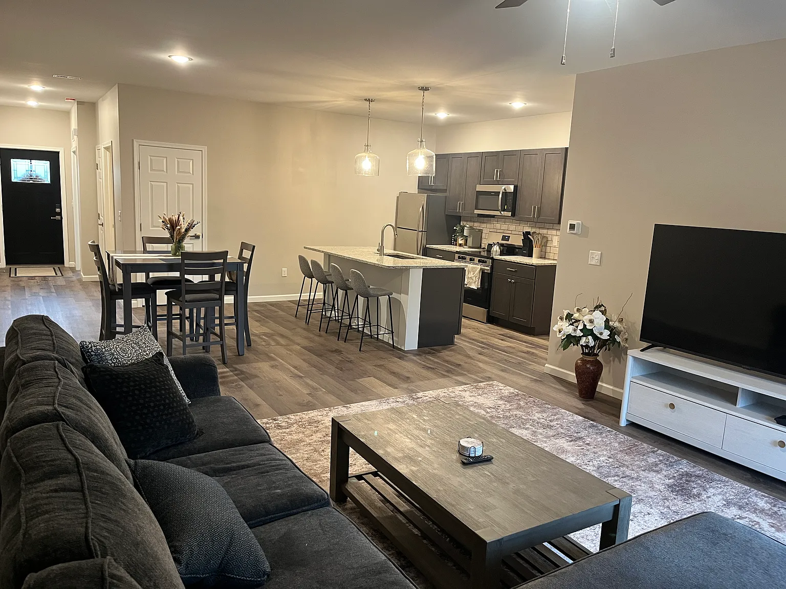 2 bed, 1285 sqft, $2,400 — Photo 1