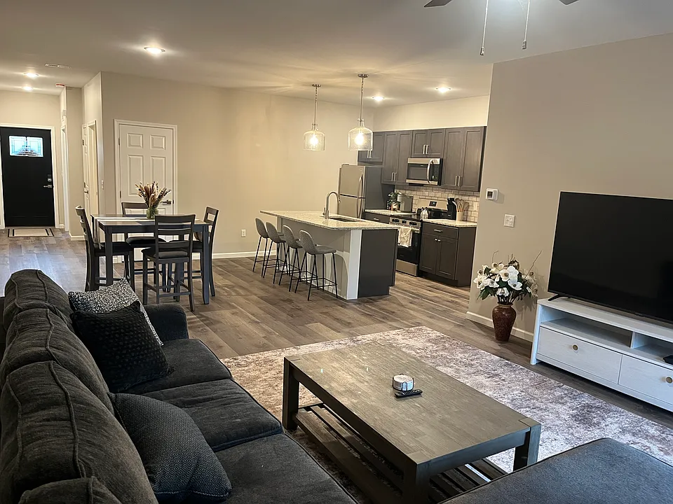 2142 Village Trl #8B