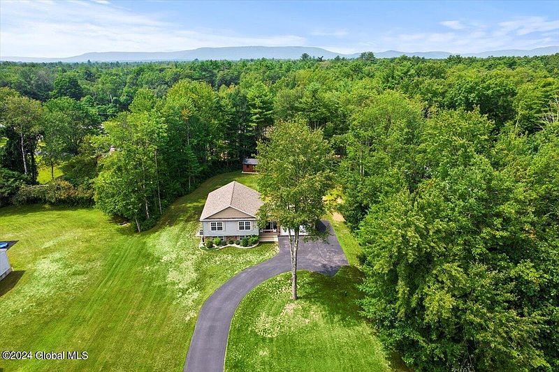 3rd image of 5 Thornapple Drive