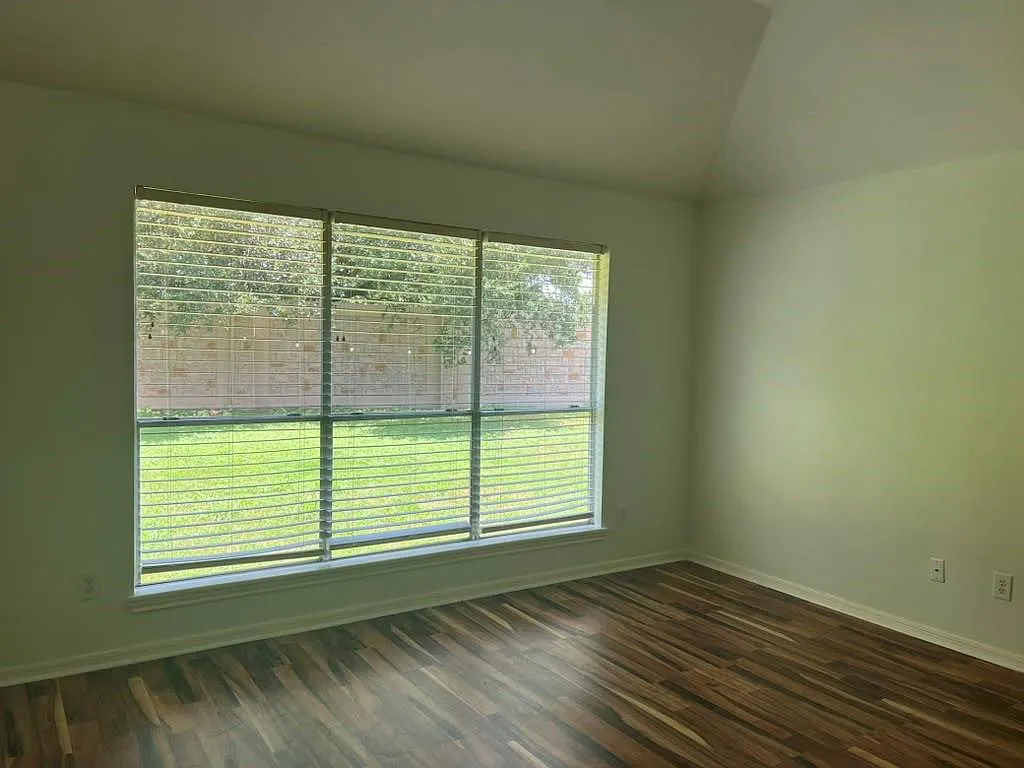 3 bed, 2.0 bath, 1935 sqft, $2,299 — Photo 4