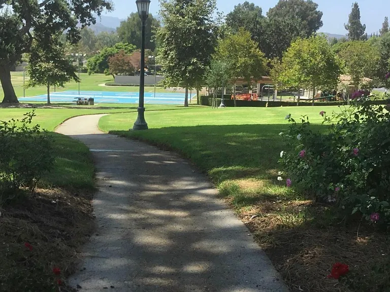 pathway to Berniece Bennet Park