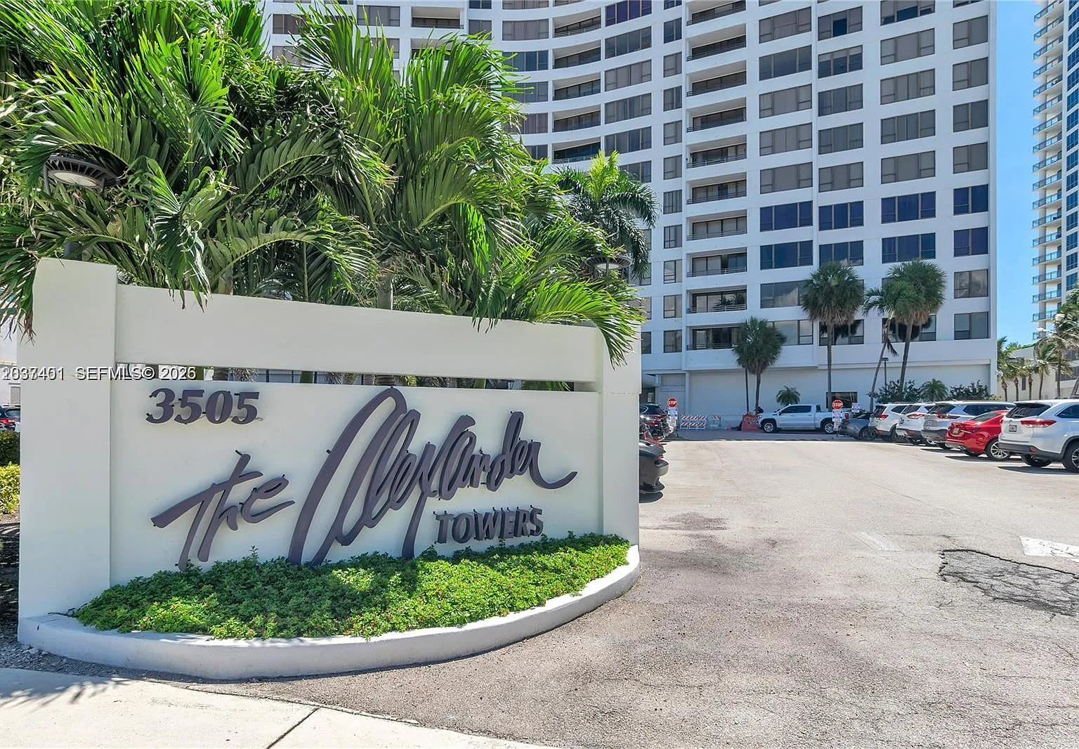 Alexander Towers Condo — Photo 1