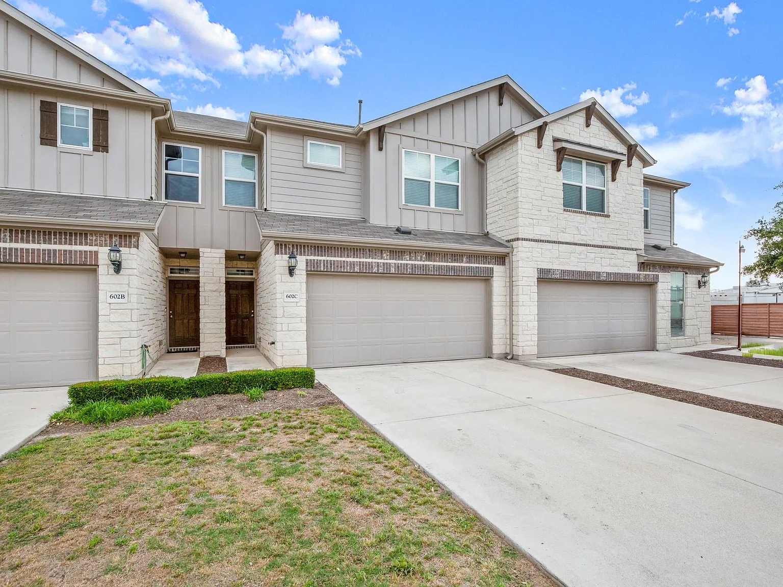 3 bed, 2.5 bath, 1729 sqft, $2,000 — Photo 3