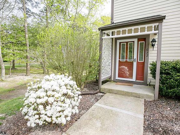 2nd image of 632 Lakefront Cir #136