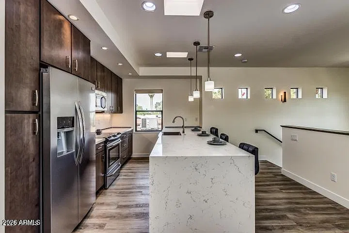 3 bed, 3.0 bath, 1850 sqft, $3,300 — Photo 2