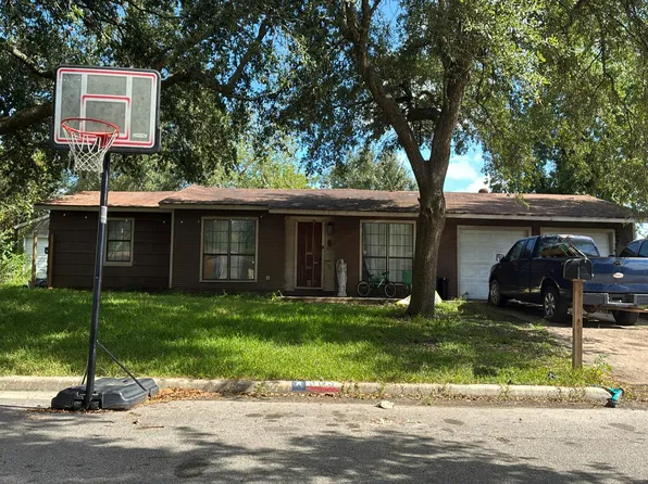 303 W Saunders St, League City, TX 77573