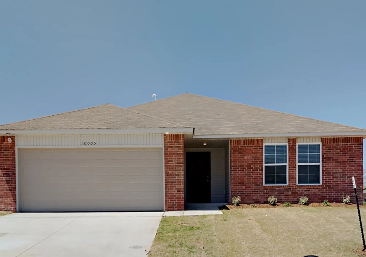 Nice 3 Bedroom 2 Bathroom Home in Yukon Schools — Photo 2