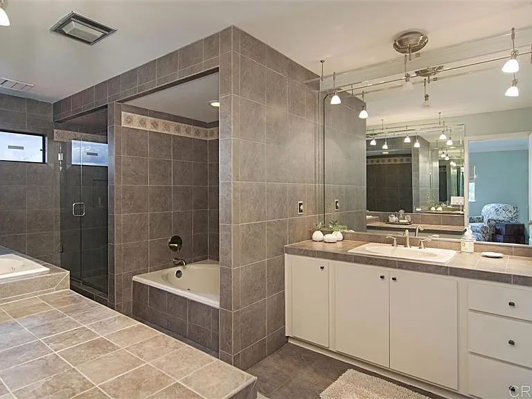 911 E Ave #301 — Photo 13