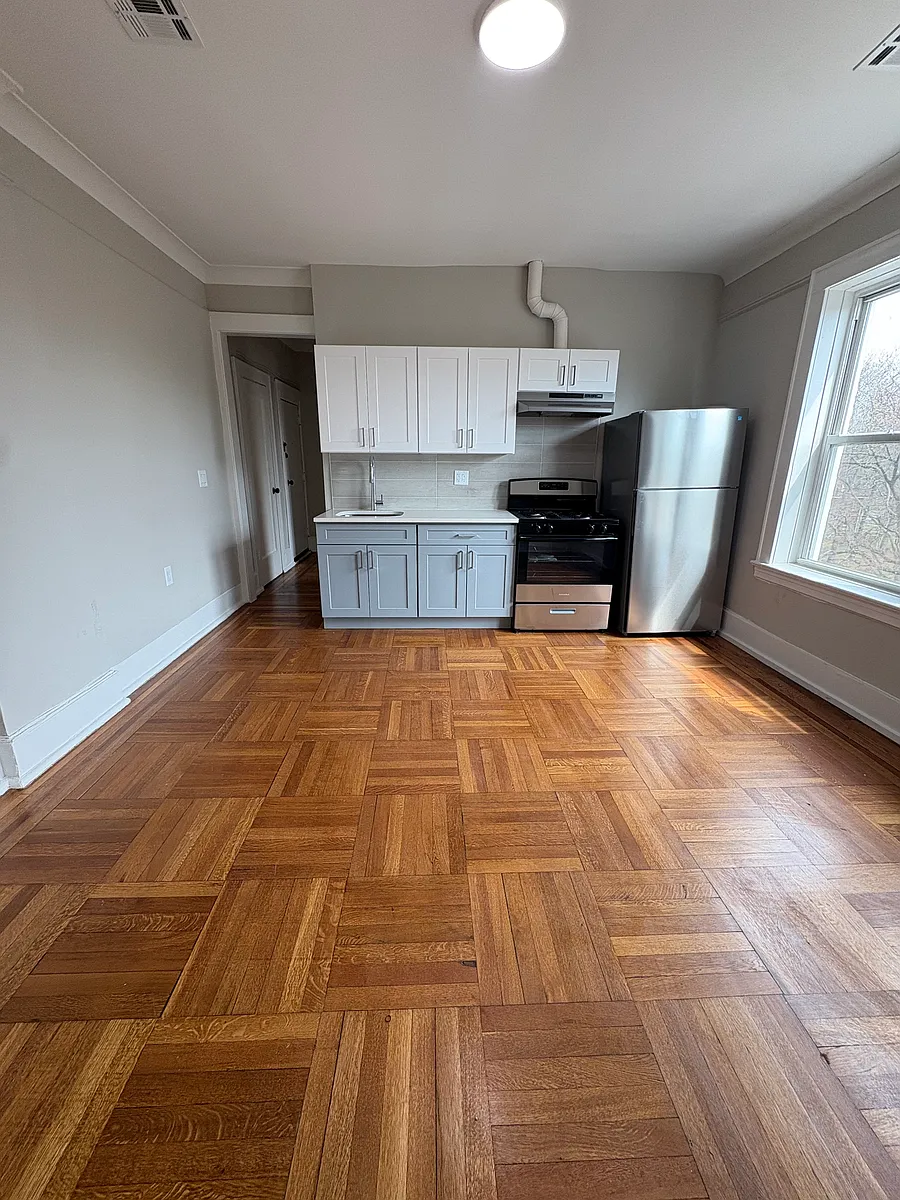 Building Photo - 502 W 7th St #203