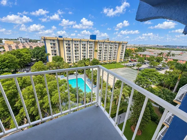 4550 NW 9th St APT 901E, Miami, FL 33126